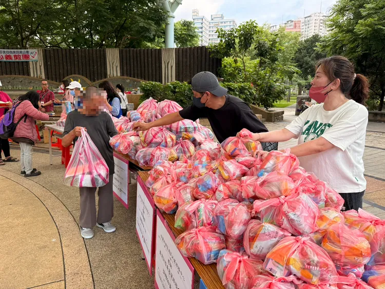 發放端節應景物資。桃園市社會局提供