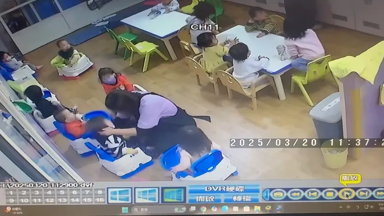保育員直接抓住幼童的頭前往猛力晃動，動作十分粗魯。資料照片／陳清龍提供
