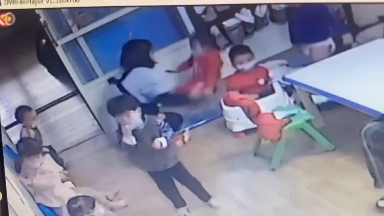 保育員為孩子換尿布時，故意前拉孩子的雙腳，讓他後仰倒地後腦重重撞在地墊上。資料照片／陳清龍提供