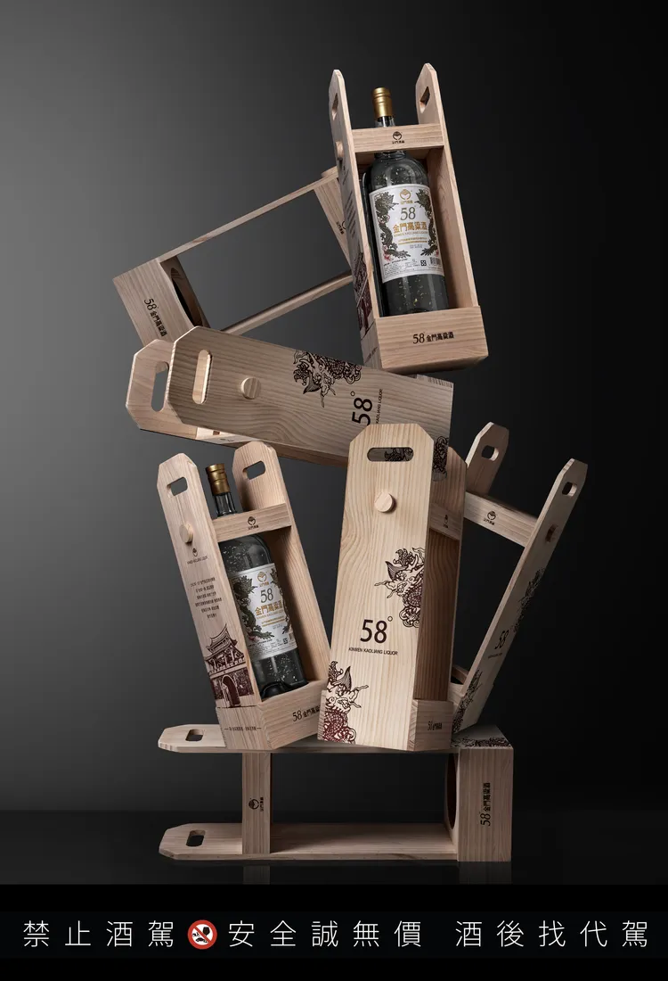 史上最大58白金龍以匠人手作玻璃瓶搭配專屬實松木展台，賦予酒款尊貴不凡的氣勢和收藏價值。業者提供
