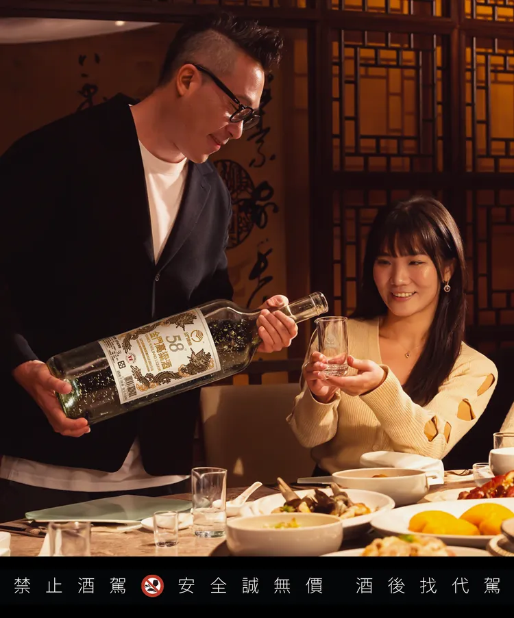 5.1L金門高粱酒（金箔版）精選世界金獎特A白金龍細膩酒體，搭配瓶中飄動的金箔打造品飲儀式感。業者提供