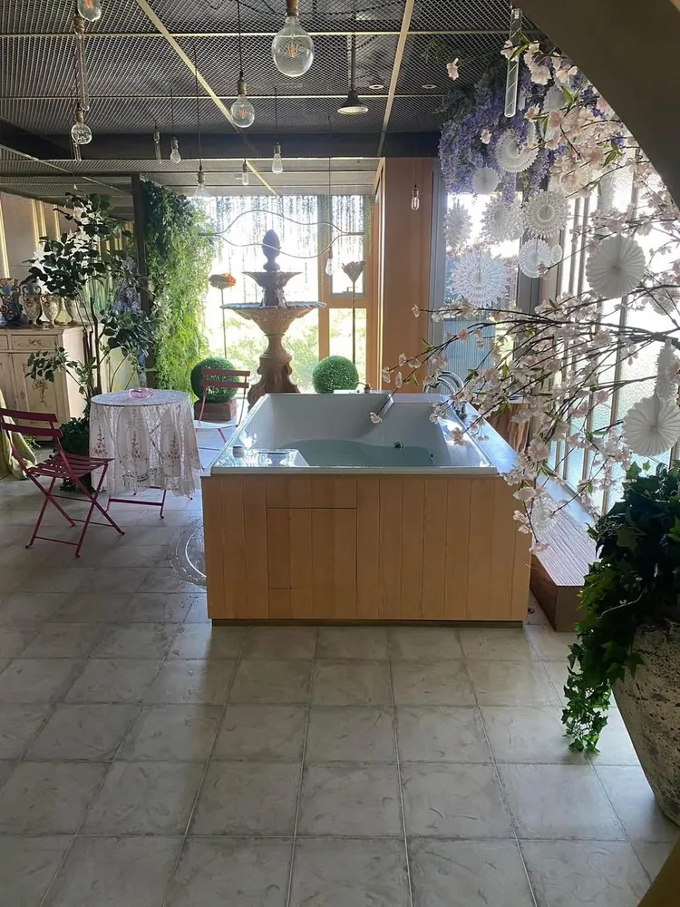 陳文茜表示，台中家有舅舅贈送的大浴缸，佈置在花房內。翻攝自陳文茜臉書