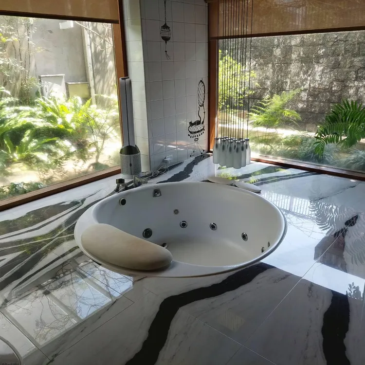 陳文茜曝光陽明山豪宅內泡澡處。翻攝自陳文茜臉書