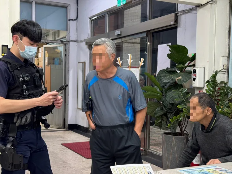 警方連繫上家屬前來把老翁帶回家。楊梅警分局提供