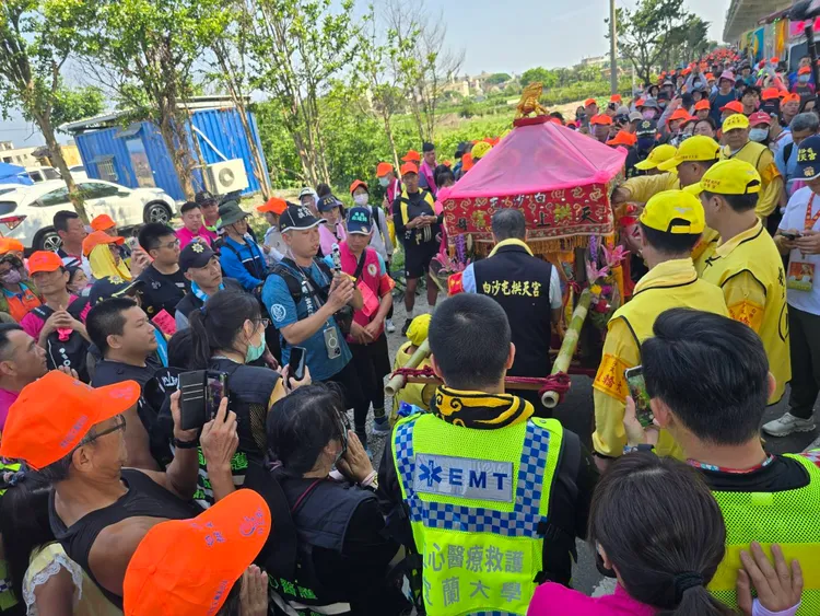 粉紅超跑所到之處都擠滿人潮。民眾提供