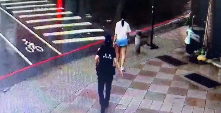 新興警分局中山所員警今早到場勸離女子，後續將開單告發，並通報相關單位協助。翻攝照片