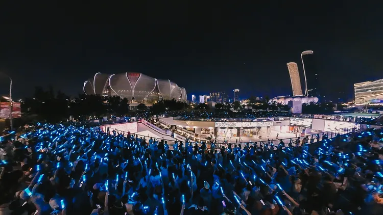 五月天首度唱進杭州「大蓮花」。相信音樂提供