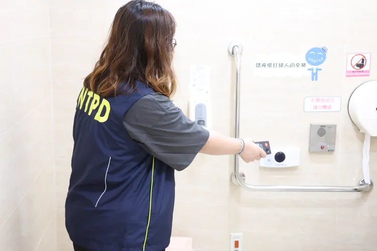 警方進行防偷拍偵測。警方提供