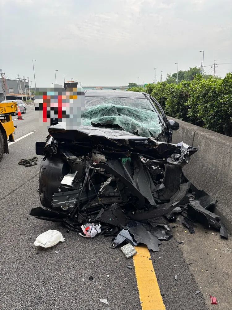 追撞警戒車的尤男自小客車車頭全毀。民眾提供