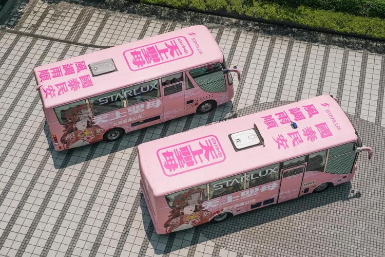 星宇航空粉紅公益巴士車頂「風調雨順、國泰民安」字樣，相當吸睛。翻攝自星宇航空臉書