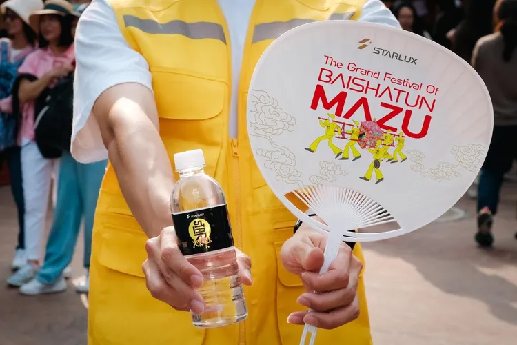 星宇航空預備發放的結緣品。翻攝自星宇航空臉書