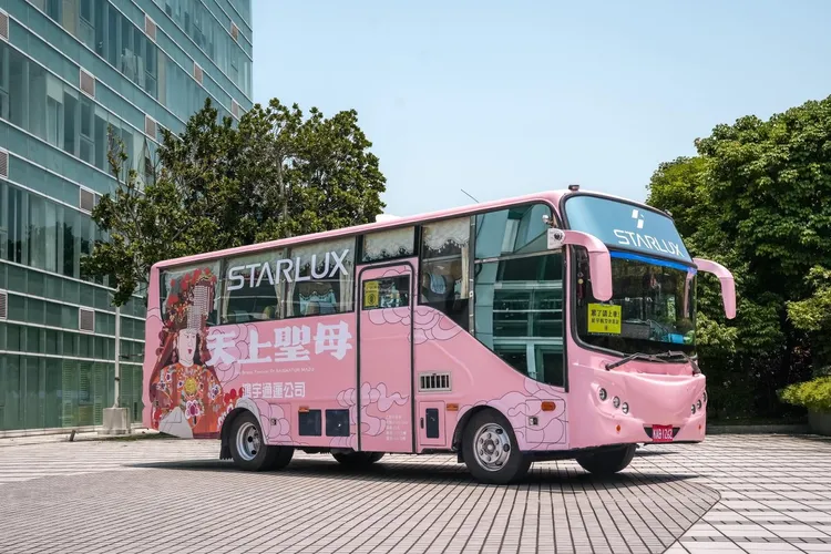 星宇航空「累了請上車」粉紅公益巴士外觀。翻攝自星宇航空臉書