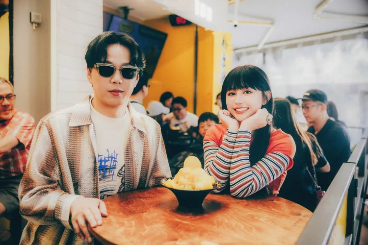 蕭煌奇（左）與琳誼為拍MV踩點吃美食，從早拍到晚直接飽到投降。圖／相映音樂提供