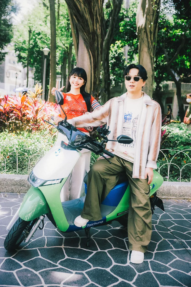 蕭煌奇（右）為琳誼獻出騎機車處男秀。圖／相映音樂提供