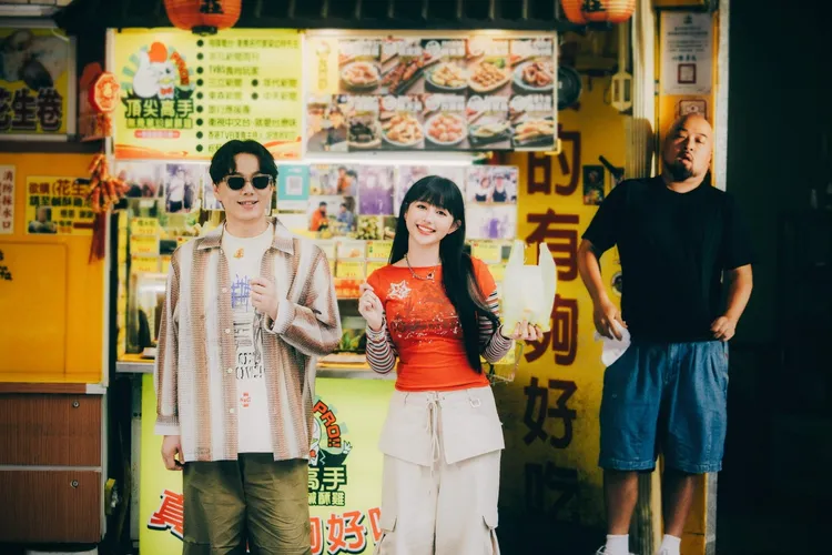 美麗本人（右）分身成小吃店老闆，讓蕭煌奇（左）與琳誼宛如上「夜市王」節目般。圖／相映音樂提供
