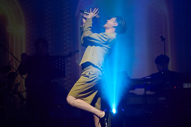 許富凱演唱《浪流連》不慎標破音，幽默解困。圖／何樂音樂X寬宏藝術提供