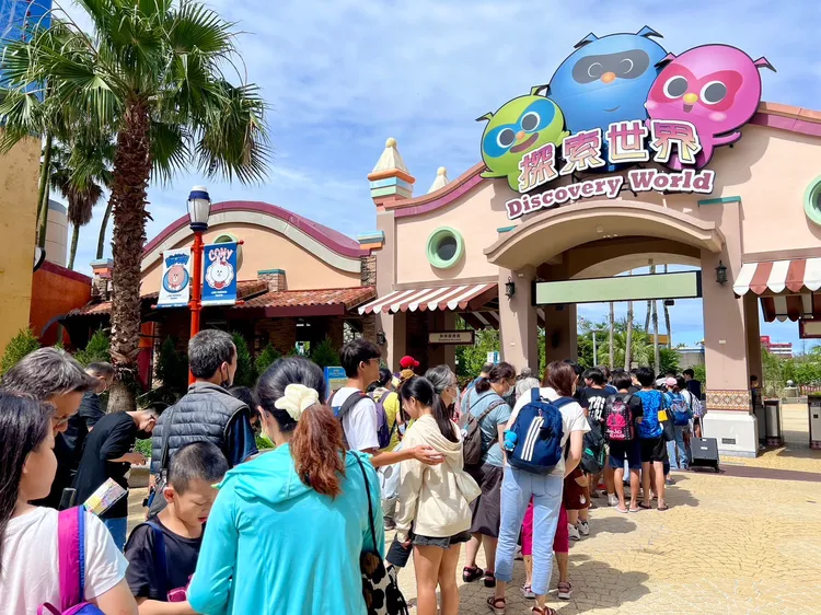 麗寶樂園在端午連假第一天出現排隊入場人潮。業者提供