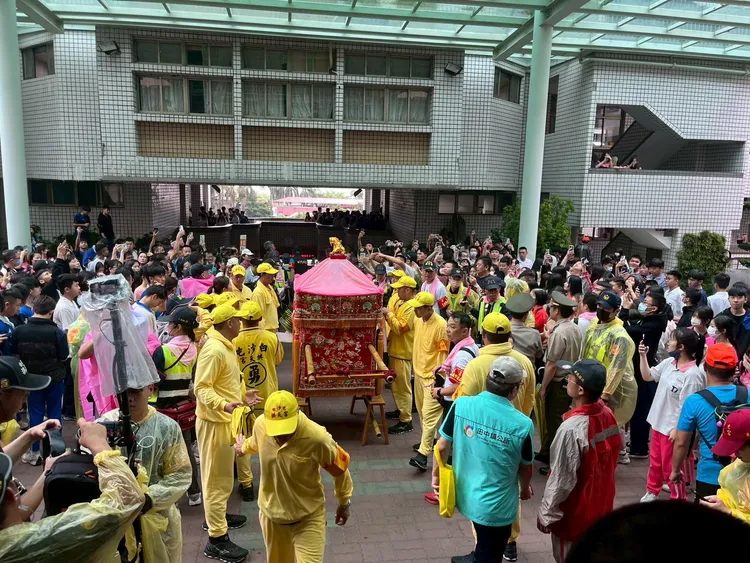 白沙屯媽祖上午從南投名間轉進彰化田中，在達德商工停駕。翻攝拱天宮臉書