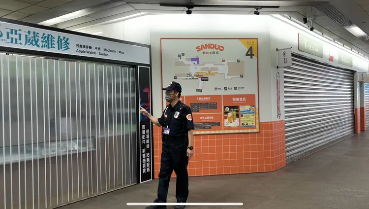 捷運末班車後關站前保全人員會進行全站巡視。高捷提供