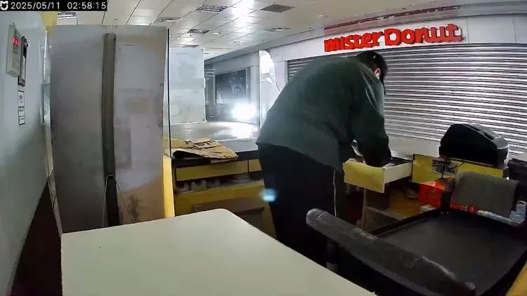 竊賊拉開抽屜行竊。翻攝畫面