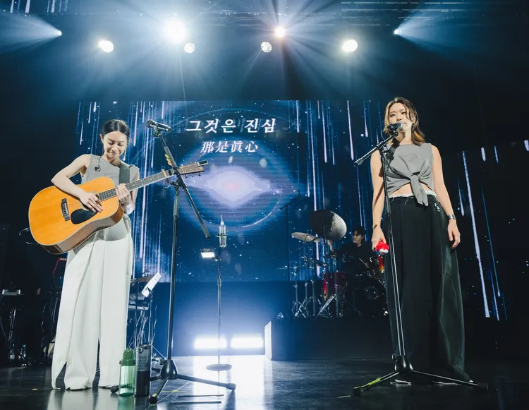 鄭宜農（左）與韓國音樂詩人李瀧合體再現「李瀧我農」組合。圖／邊走邊聽有限公司提供