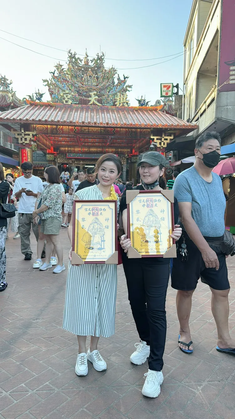 張秀卿與林姍一同出席廟會活動。豪記唱片提供