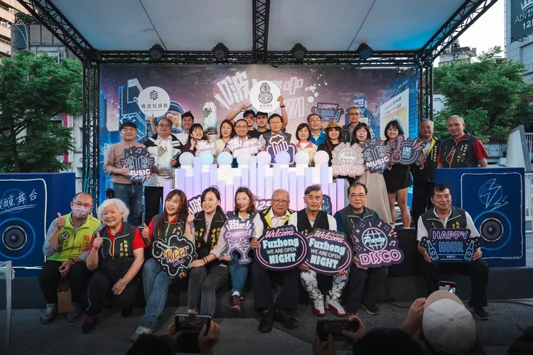 「府中醉夏趴」活動自5月2日至18日，連續三個週五、六、日登場，集結新北6家精釀啤酒品牌、板橋人氣餐酒館及美食攤位，搭配精采DJ與音樂表演。經發局提供