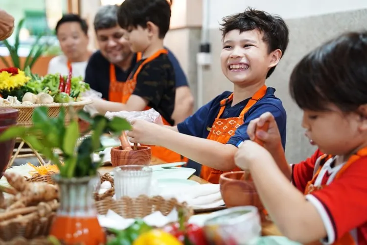 曼谷泰式烹飪課程，會提供適合兒童烹飪工具，體驗製作傳統泰式甜點和泰式奶茶。圖_KKday提供