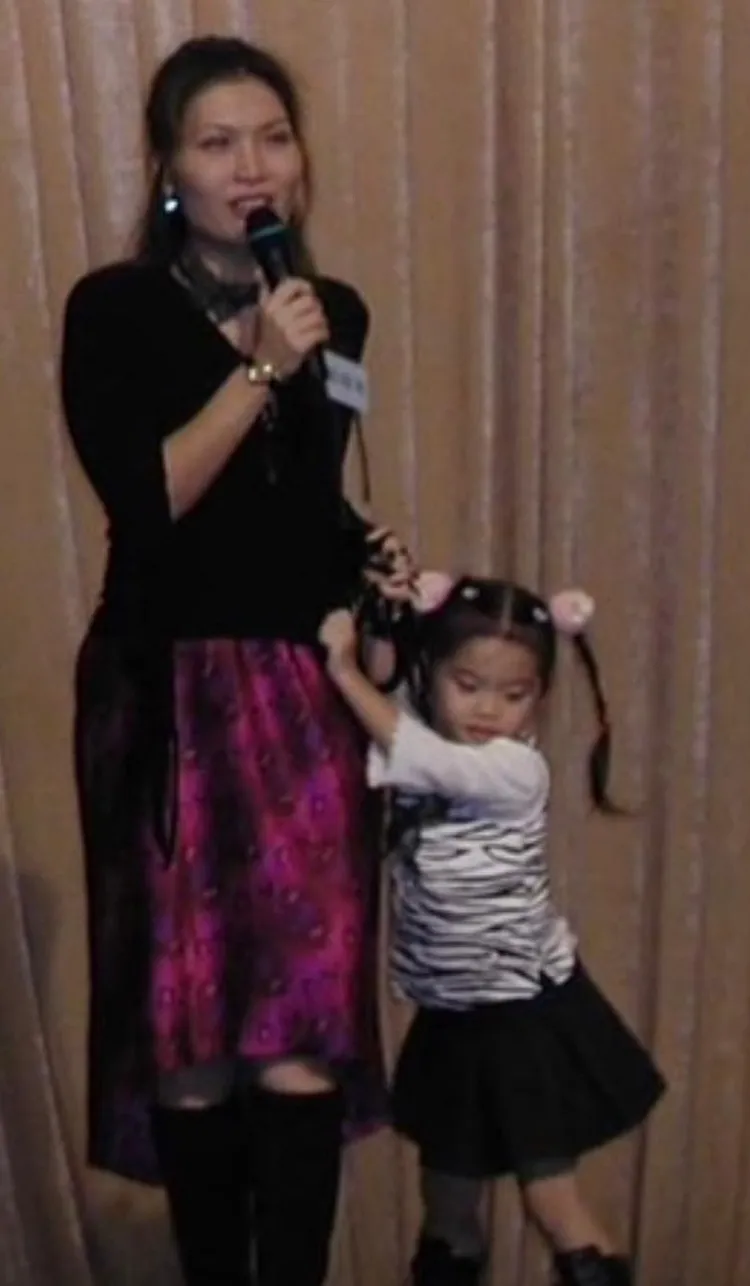 張雅琴女兒Jennifer（右）從小跟著媽媽參加哥大校友會活動。年代提供