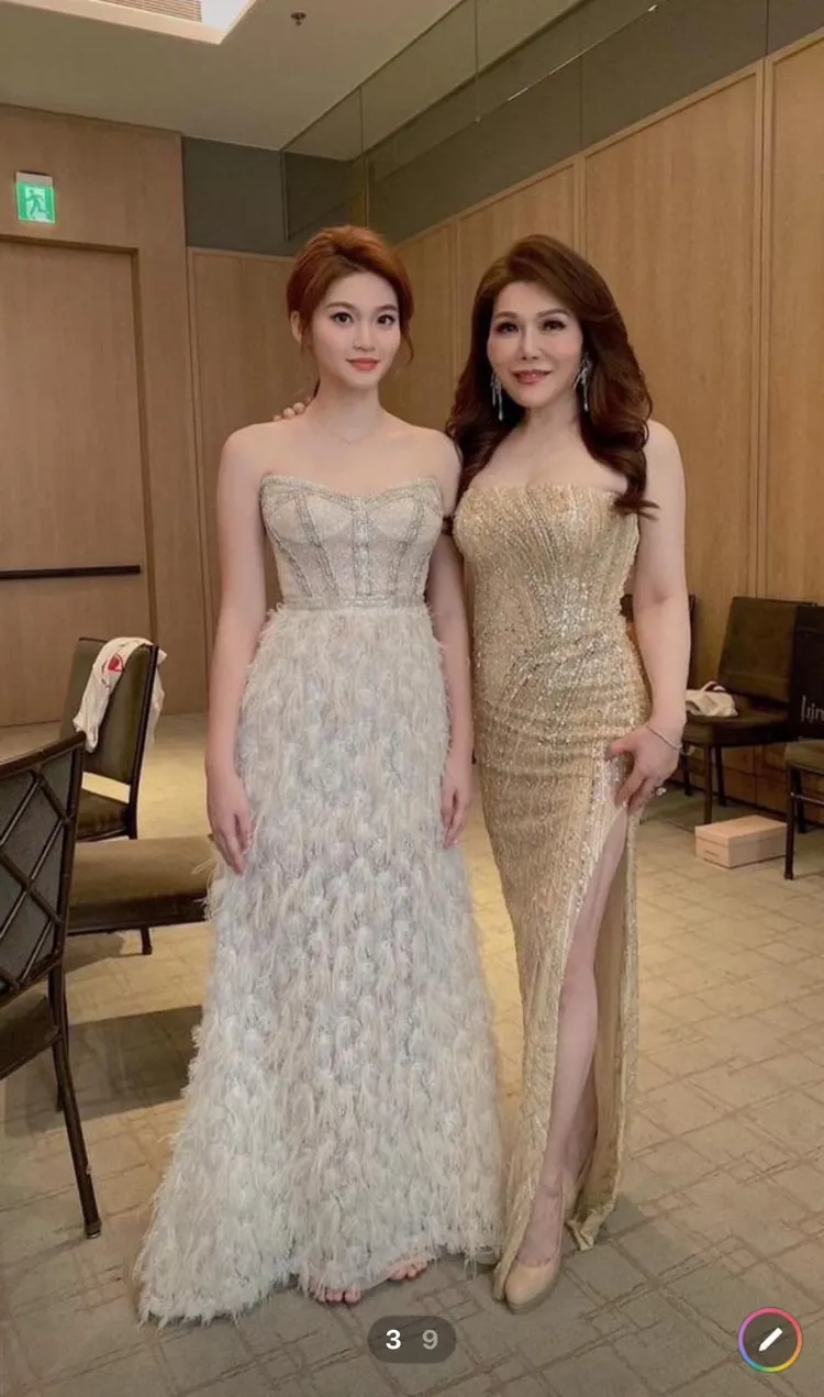 張雅琴女兒Jennifer（右）繼承優秀基因，成為媽媽同系學妹。年代提供