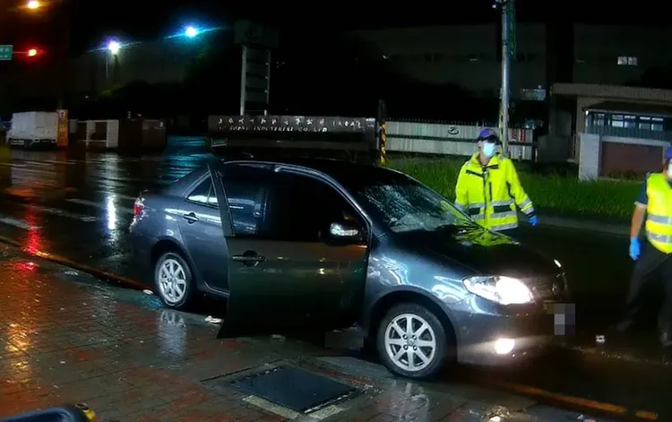 車子前擋玻璃整個碎裂。警方提供