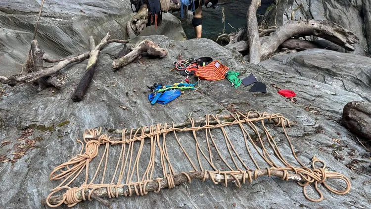 3外籍人士玩戶外垂降活動。消防局提供