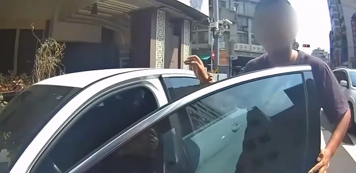 賓士車陳姓駕駛肇事後疑在車上睡著了，警方連敲好幾次車窗，他才下車。民眾提供