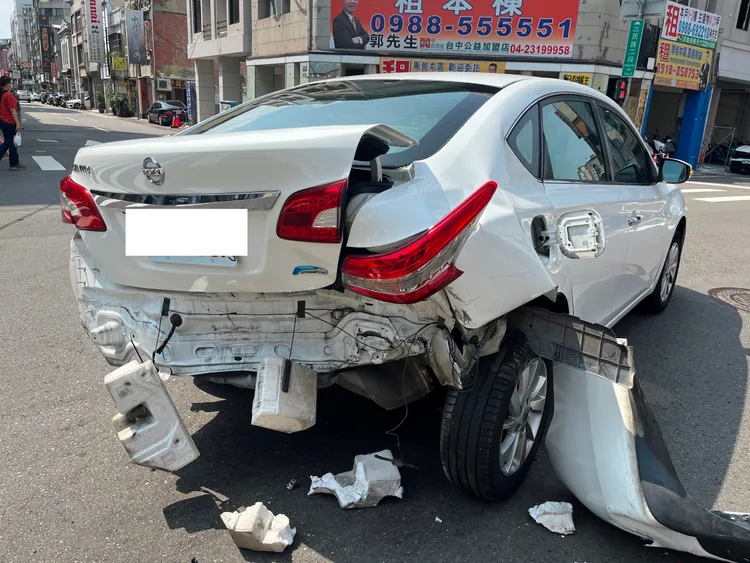被撞的多元計程車車尾受損嚴重。民眾提供