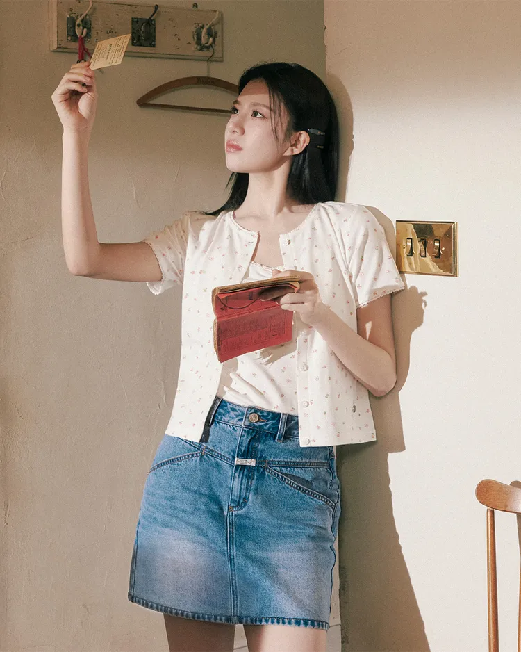 高允貞穿著兩件式碎花上衣搭配牛仔短裙，造型洋溢青春氣息。翻攝marithe_kr IG