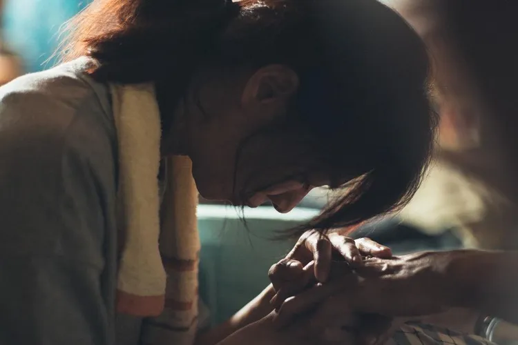 劉若英在臉書放了謝盈萱為照護失智父親無助的照片，想讓觀眾知道自己感同身受。翻攝自劉若英臉書