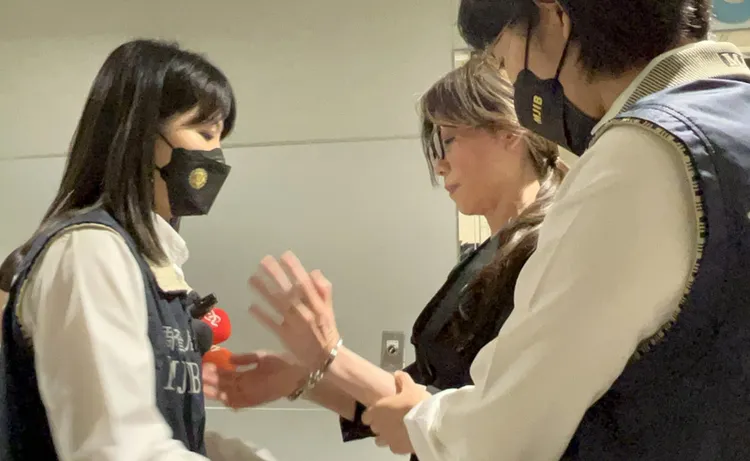 網紅貴婦奈奈（本名蘇陳端）1日清晨搭機抵台，由調查局人員戒護上銬。中央社
