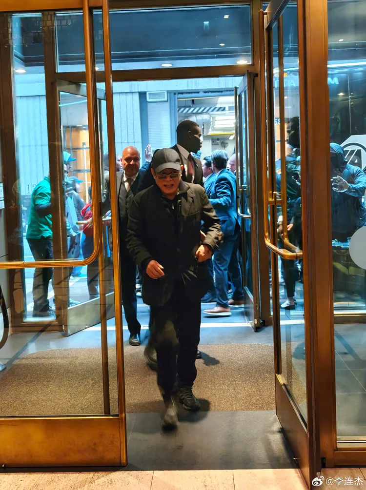李連杰溜之大吉。翻攝李連杰微博