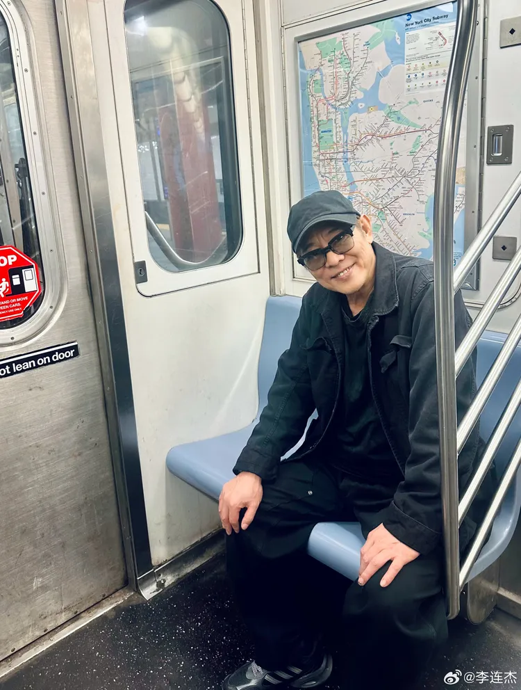 李連杰在紐約搭地鐵。翻攝李連杰微博