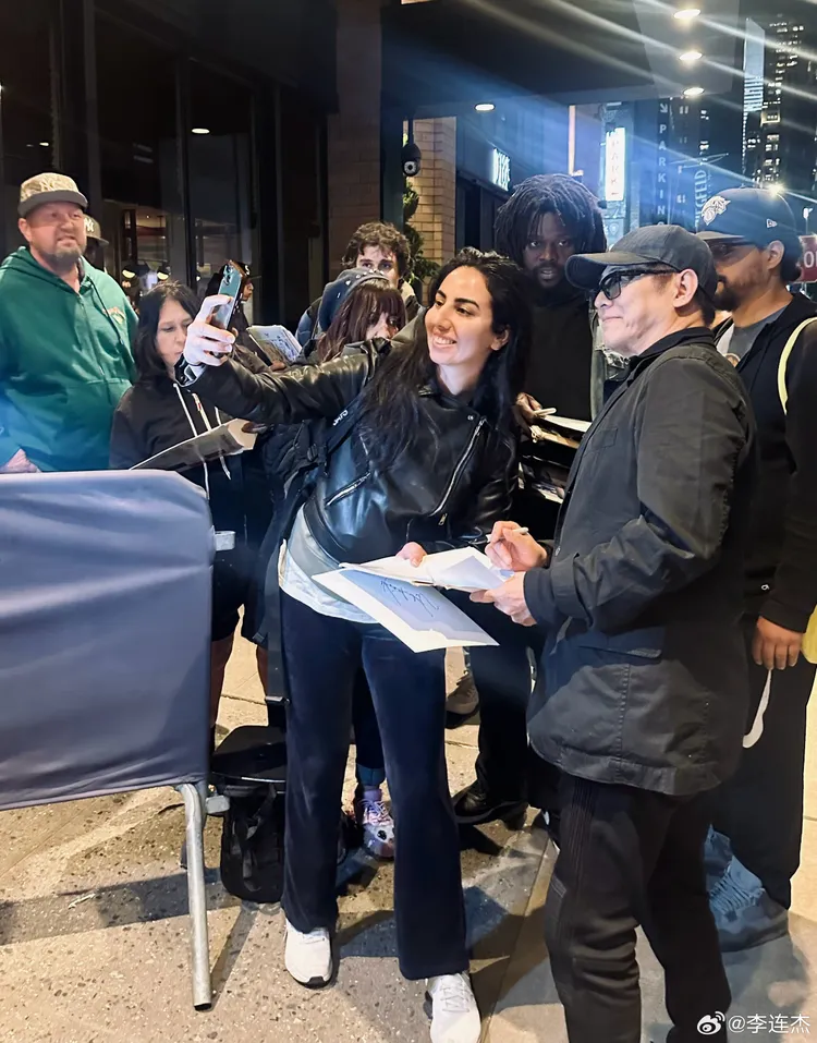李連杰回飯店被影迷圍繞。翻攝李連杰微博