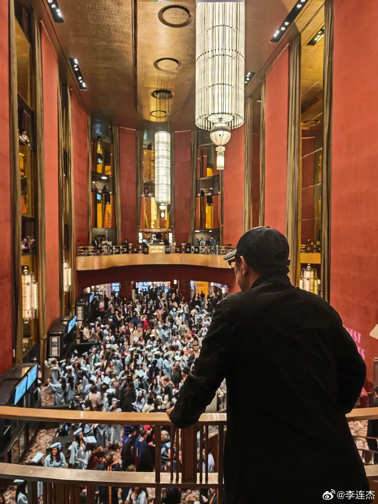 李連杰出席巴納德學院畢業典禮。翻攝李連杰微博