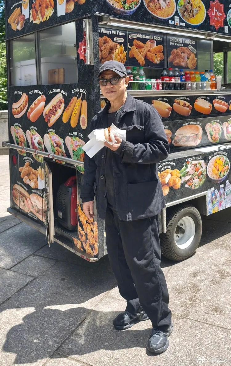 李連杰吃熱狗享受悠閒時光。翻攝李連杰微博