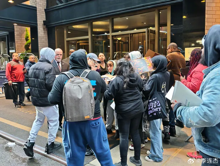 李連杰在飯店門口幫影迷簽名。翻攝李連杰微博