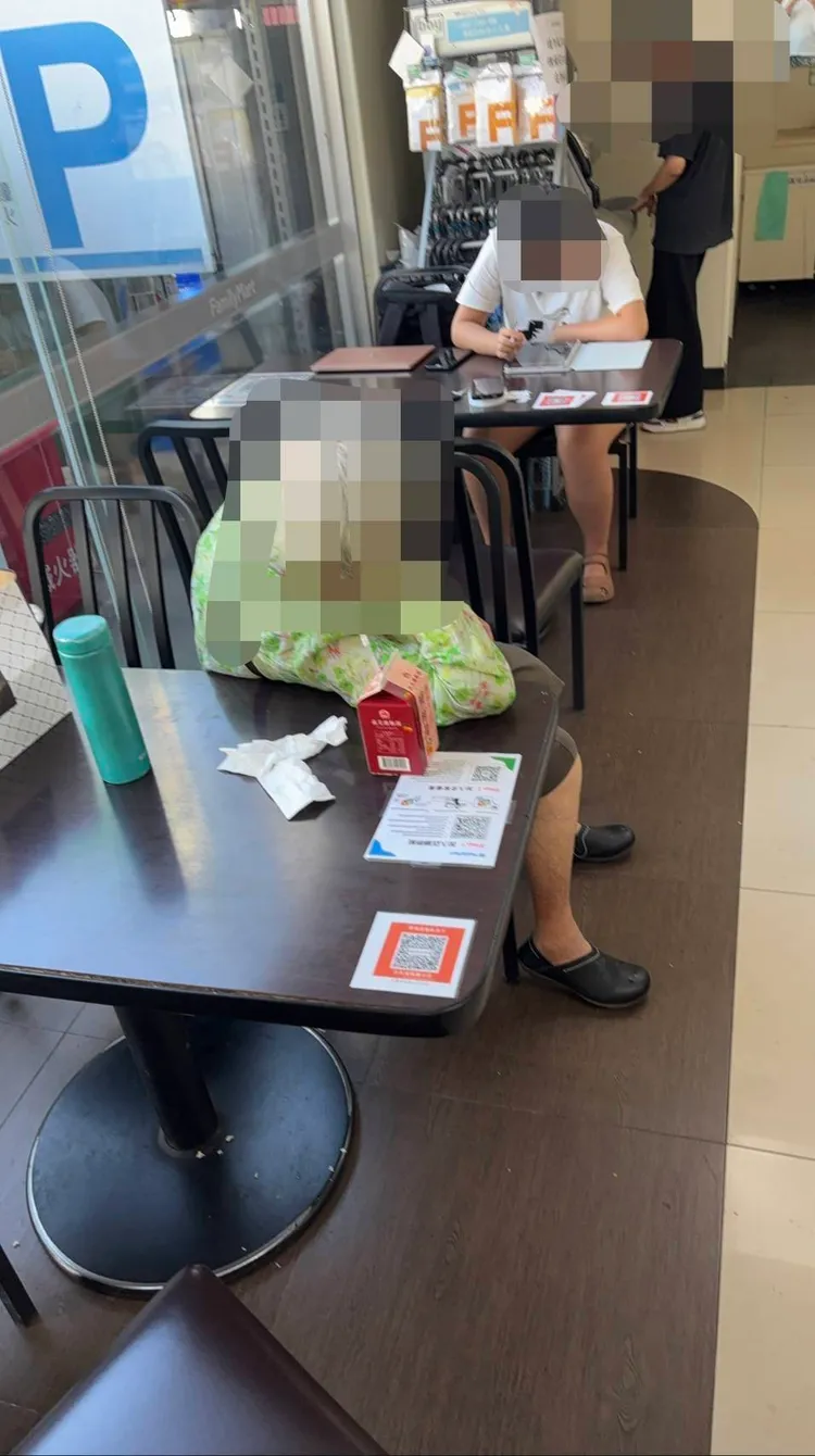 歸仁警方17日複查黏貼QR code勤務時，在超商ATM提款機前，發現1名女子多次異常提款。翻攝畫面