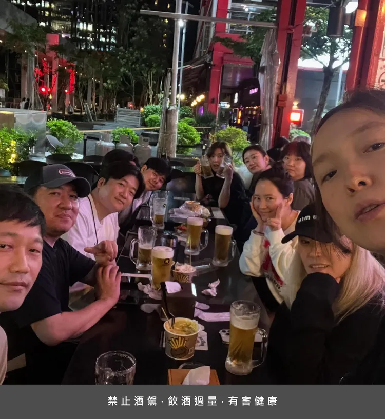 宋智孝（右四）昨天頂著大素顏在信義區喝酒，看起來十分愜意。翻攝宋智孝IG