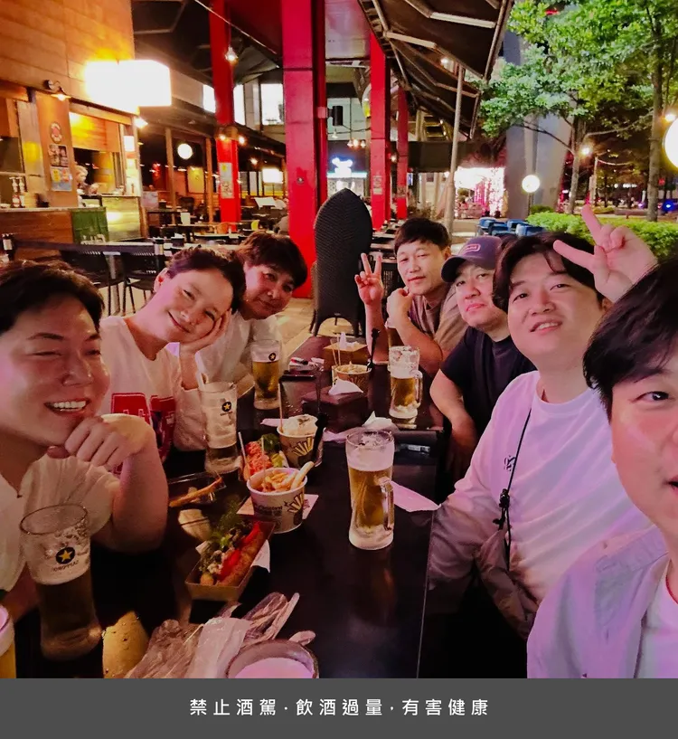 宋智孝（左二）沒有女明星包袱，與團隊開心在信義區小酌。翻攝宋智孝IG