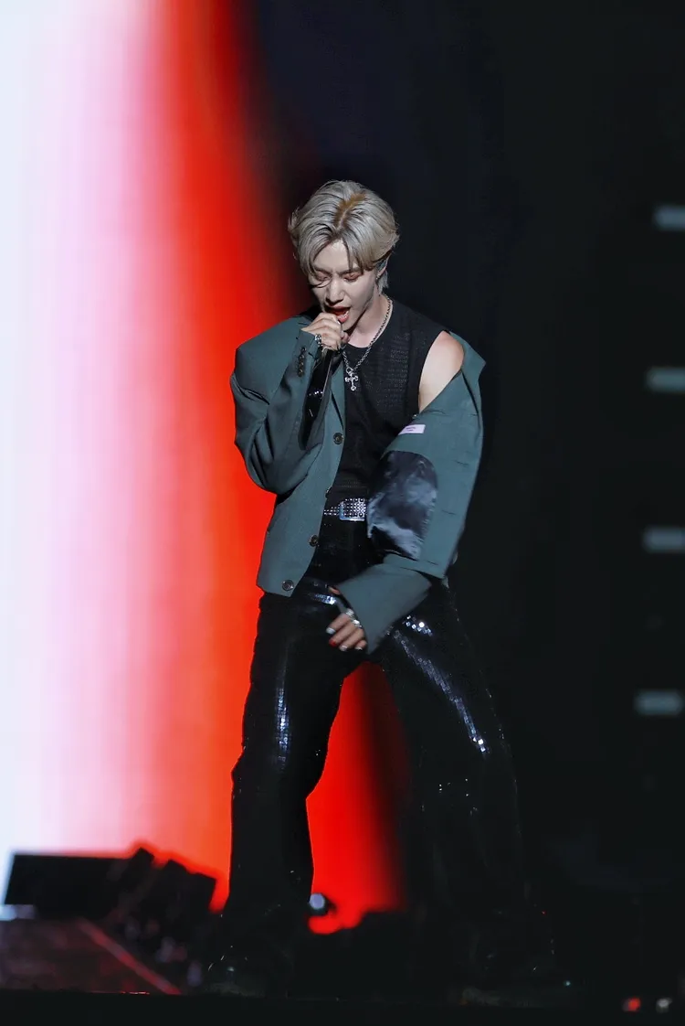 Mark唱到一半脫了，露出黑色吊嘎。讀者提供