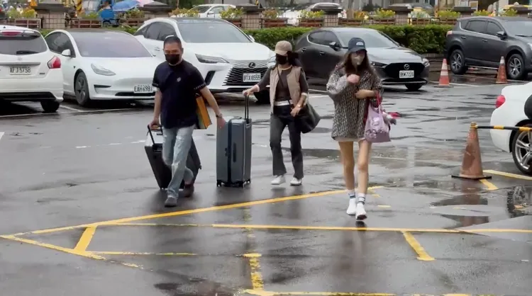 郭哲敏當時獲新北地院裁定交保，女友錢帥君親自曾帶現金到新北地院為郭辦保。讀者提供