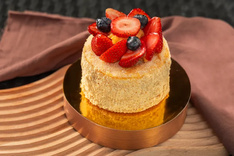 台北君悅總主廚陳萬欽親製「草莓千層蛋糕」每道680元+10%。業者提供