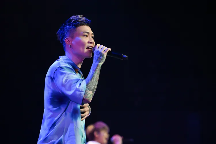 蕭秉治被馬來西亞粉絲熱情感動到大爆汗，罕見脫外套開唱。圖／相信音樂提供